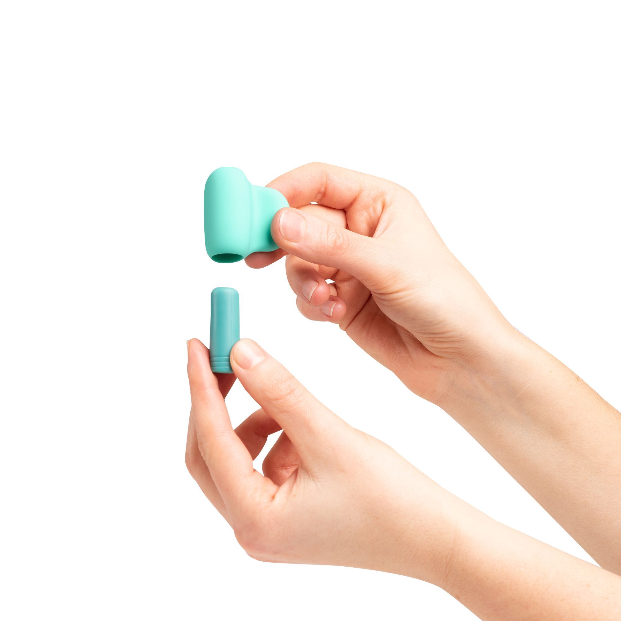 Les mains tiennent un vibromasseur de doigt turquoise et une extension bleue. Le vibromasseur est en forme de cœur.