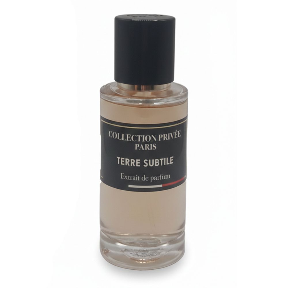Flacon de parfum avec bouchon noir. Étiquette avec texte: Terre Subtile. Flacon en verre avec liquide légèrement teinté.