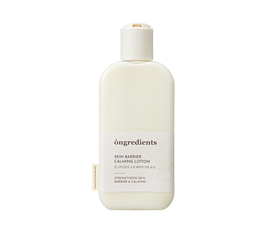 Witte fles met ONGREDIENTS Skin Barrier Calming Lotion etiket. Versterkt huidbarrière en kalmeert.
