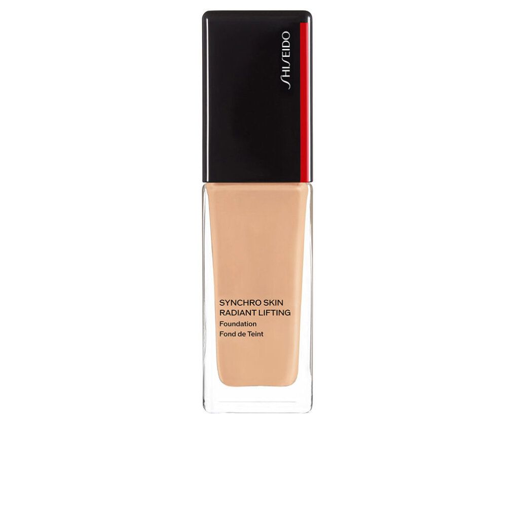 Flacon de fond de teint beige. Bouchon noir avec bande rouge et logo SHISEIDO. Nom du produit et désignation sur l'étiquette.