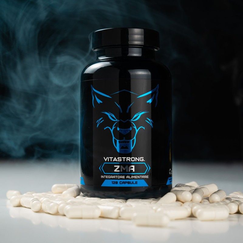 Zwarte fles met blauwe wolfsgrafiek. Voordelen: spiergroei, kracht, slaap, energie. Opschrift: Vitastrong ZMA.