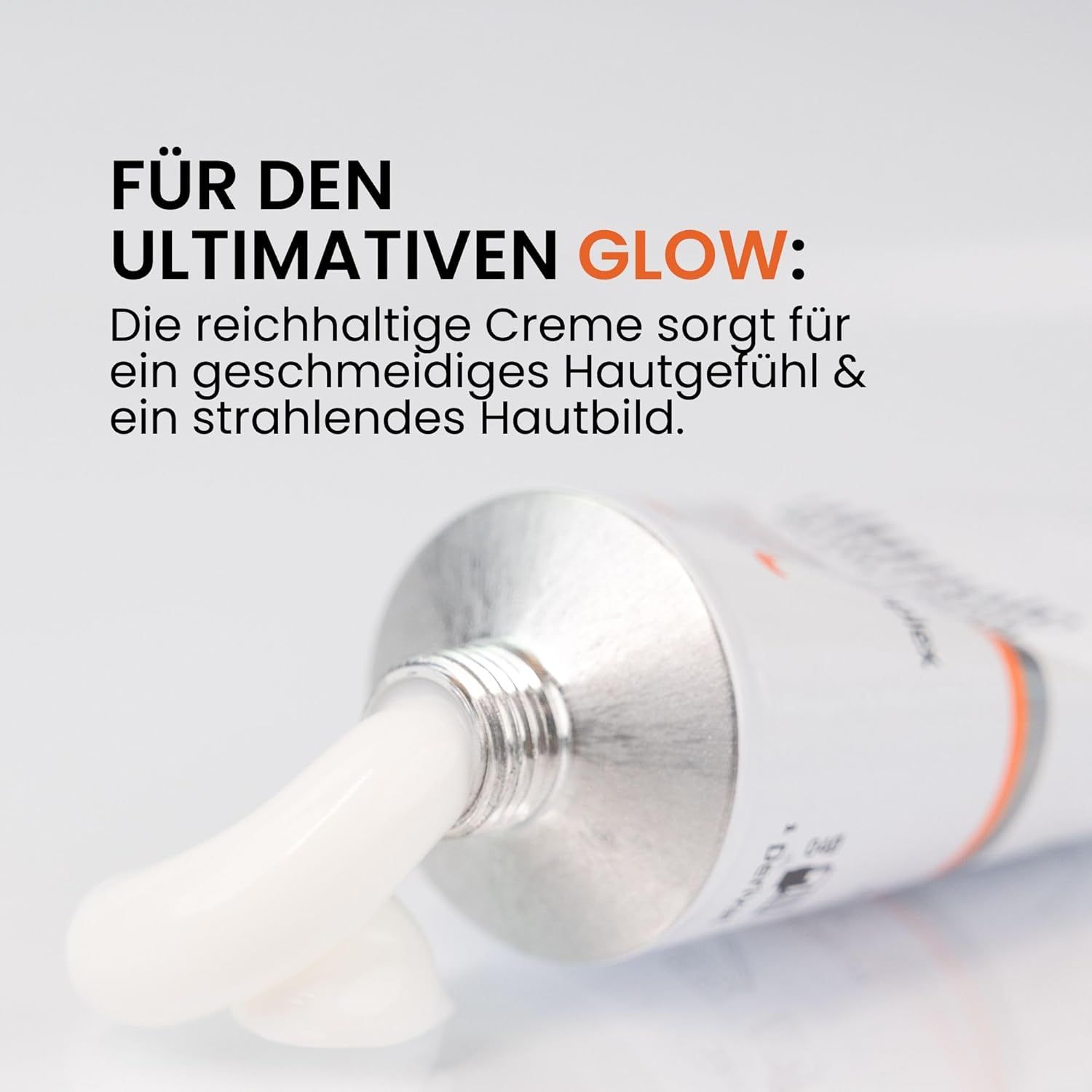 Crème sortant d'un tube. Texte: Pour un éclat ultime. La crème procure une sensation de peau souple et un teint éclatant.