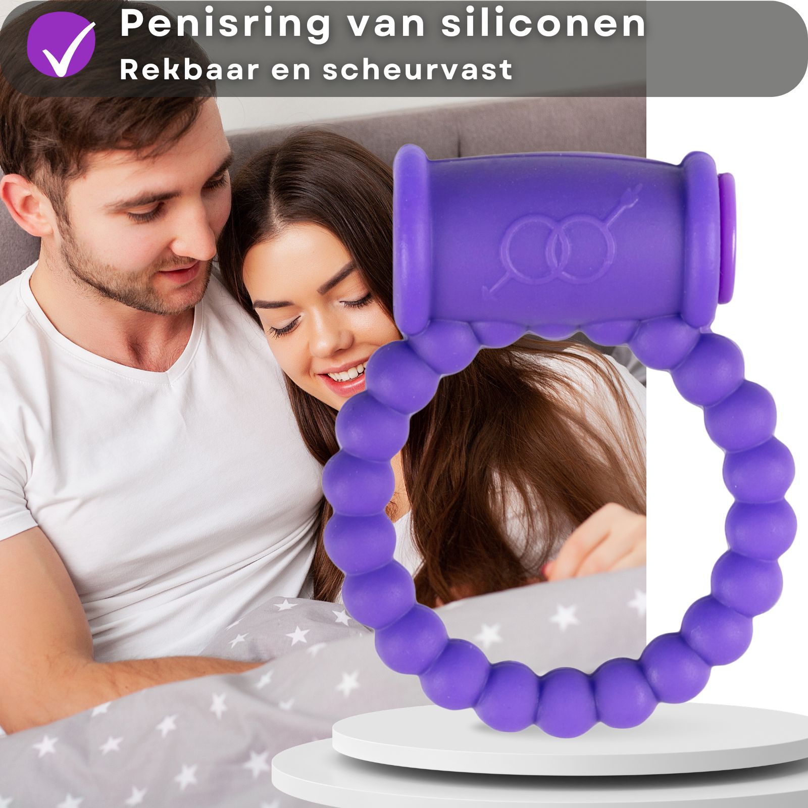 Koppel in bed, penisring met tekst: Penisring van siliconen, rekbaar.