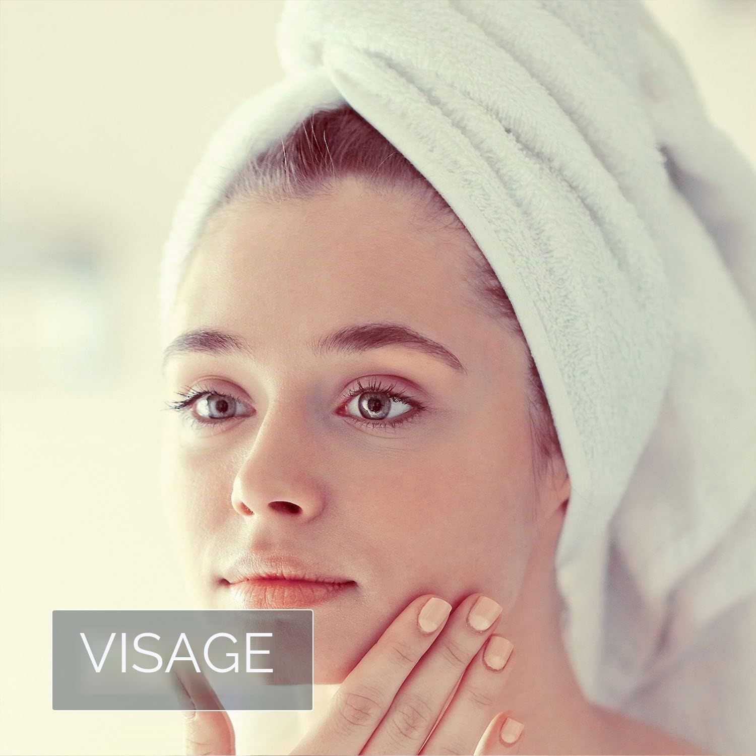 Gros plan d'une femme touchant son visage.