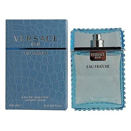 Flacon et boîte de parfum bleu clair. "Versace Man Eau Fraîche" sur la boîte. Flacon avec bouchon argenté.