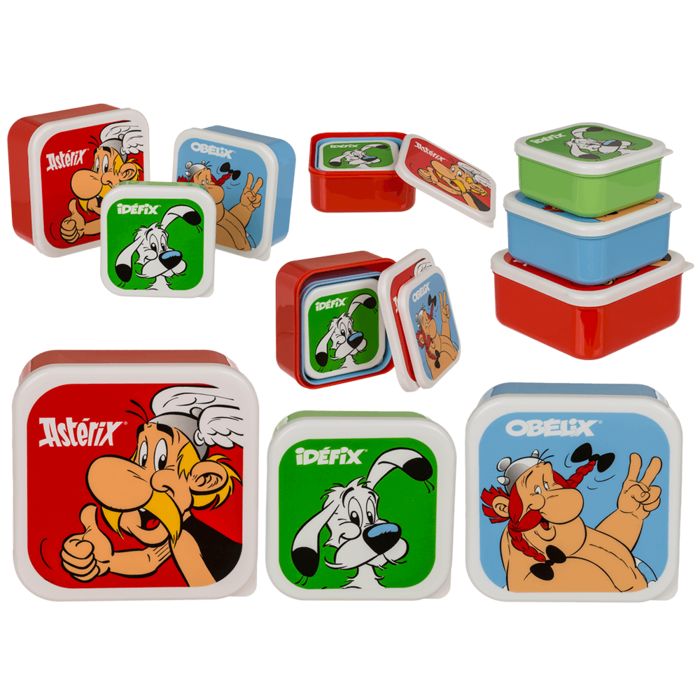 Set van drie vierkante brooddozen met deksels. Motieven van Asterix, Obelix en Idefix. Kleuren: rood, blauw, groen. Stapelbaar.