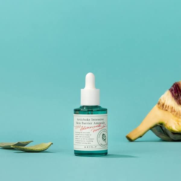 Groene glazen fles met witte dop. Artisjok en bladeren op de achtergrond. AXIS-Y logo.