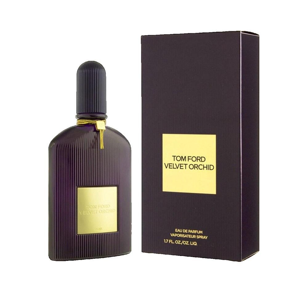 Donkerviolette parfumfles en doos. Gouden etiket met tekst. Zwarte dop. 1.7 FL. OZ. / 50 ml.