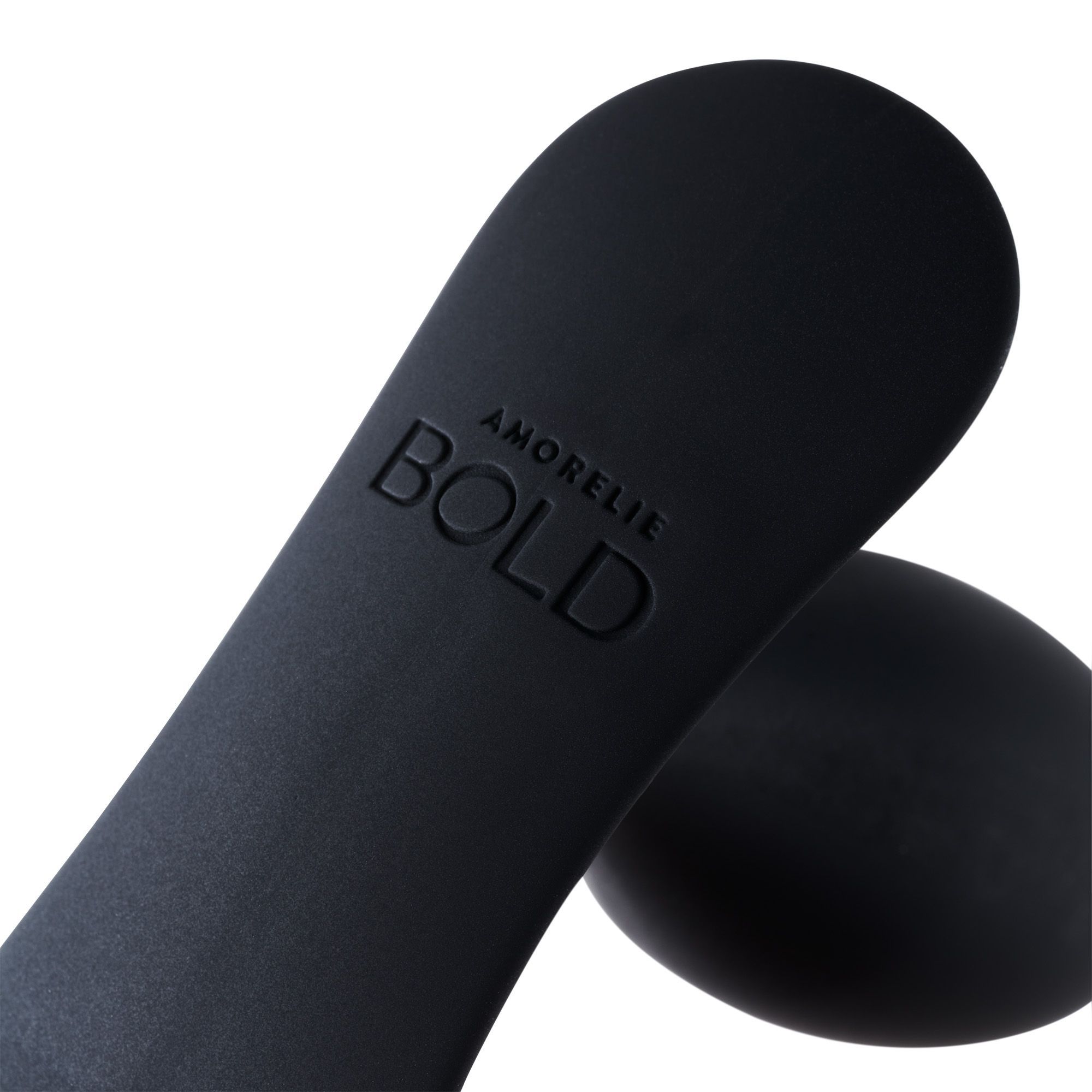 Gros plan d'un plug anal noir. Estampillé : AMORELIE BOLD.