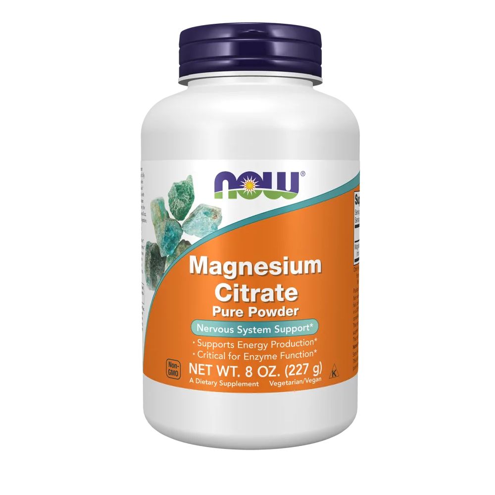 Witte fles met blauwe dop. Opschrift: Magnesium Citrate, Pure Powder. Nettogewicht: 8 OZ. (227 g). Vegetarisch/Vegan.