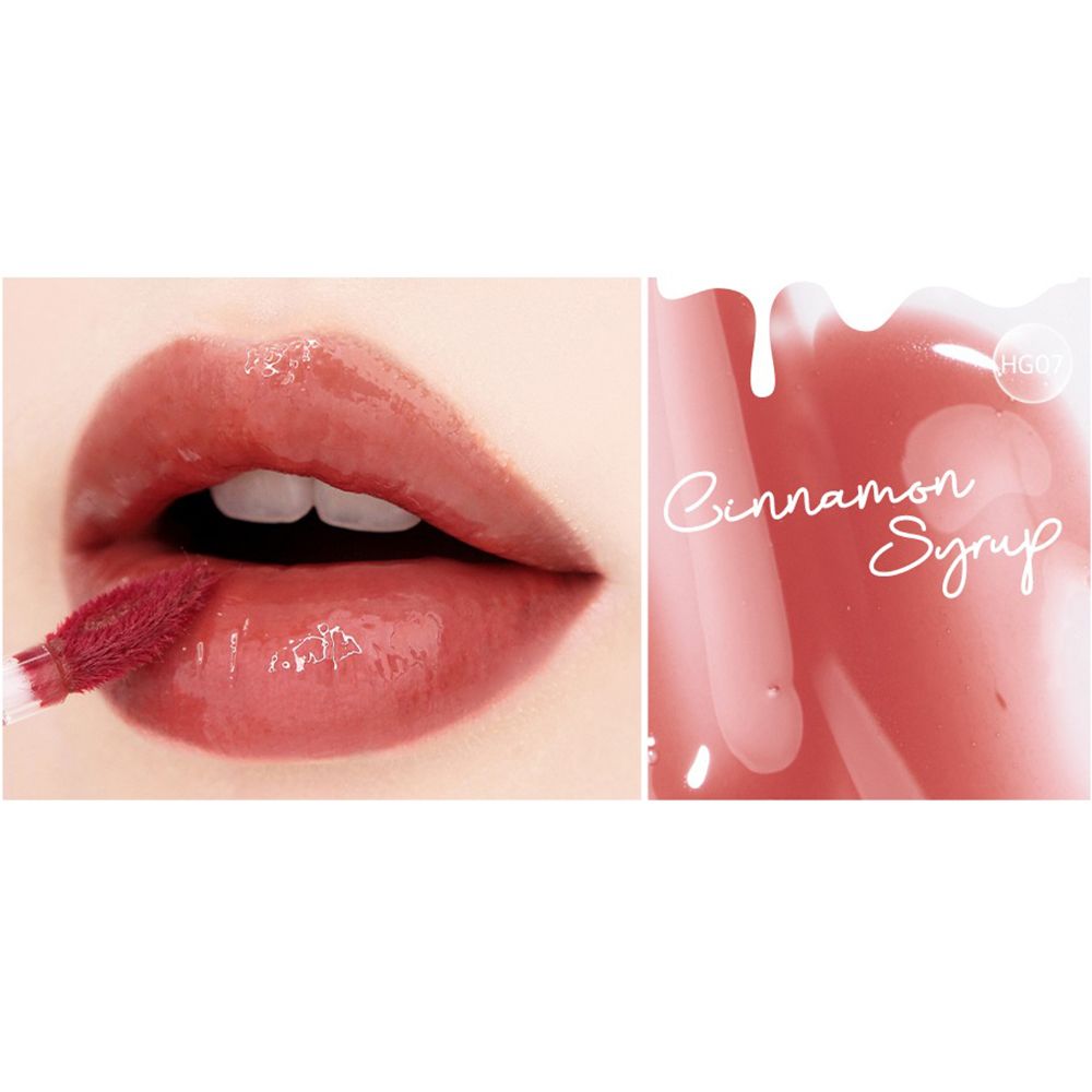 Close-up van glanzende lippen. Rechts: product met opschrift "Cinnamon Syrup".
