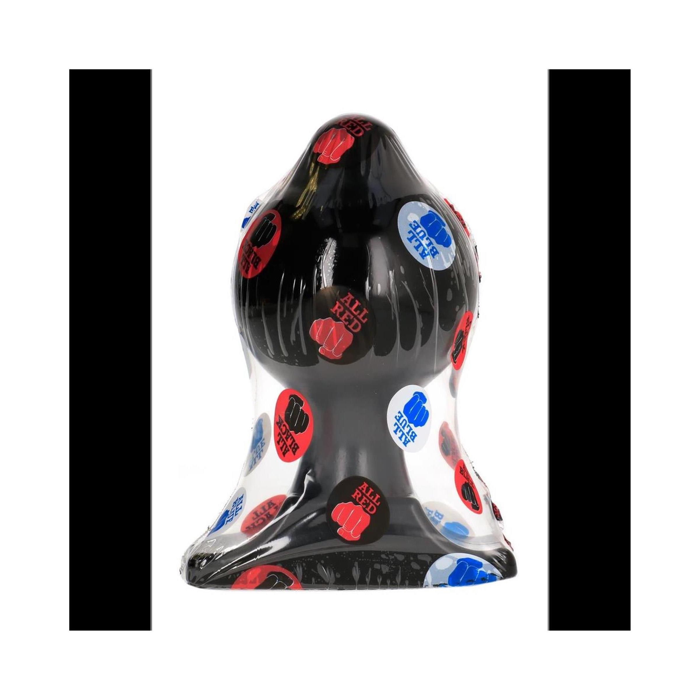 Zwarte anale plug in plasticfolie, bedekt met rode en blauwe stickers.