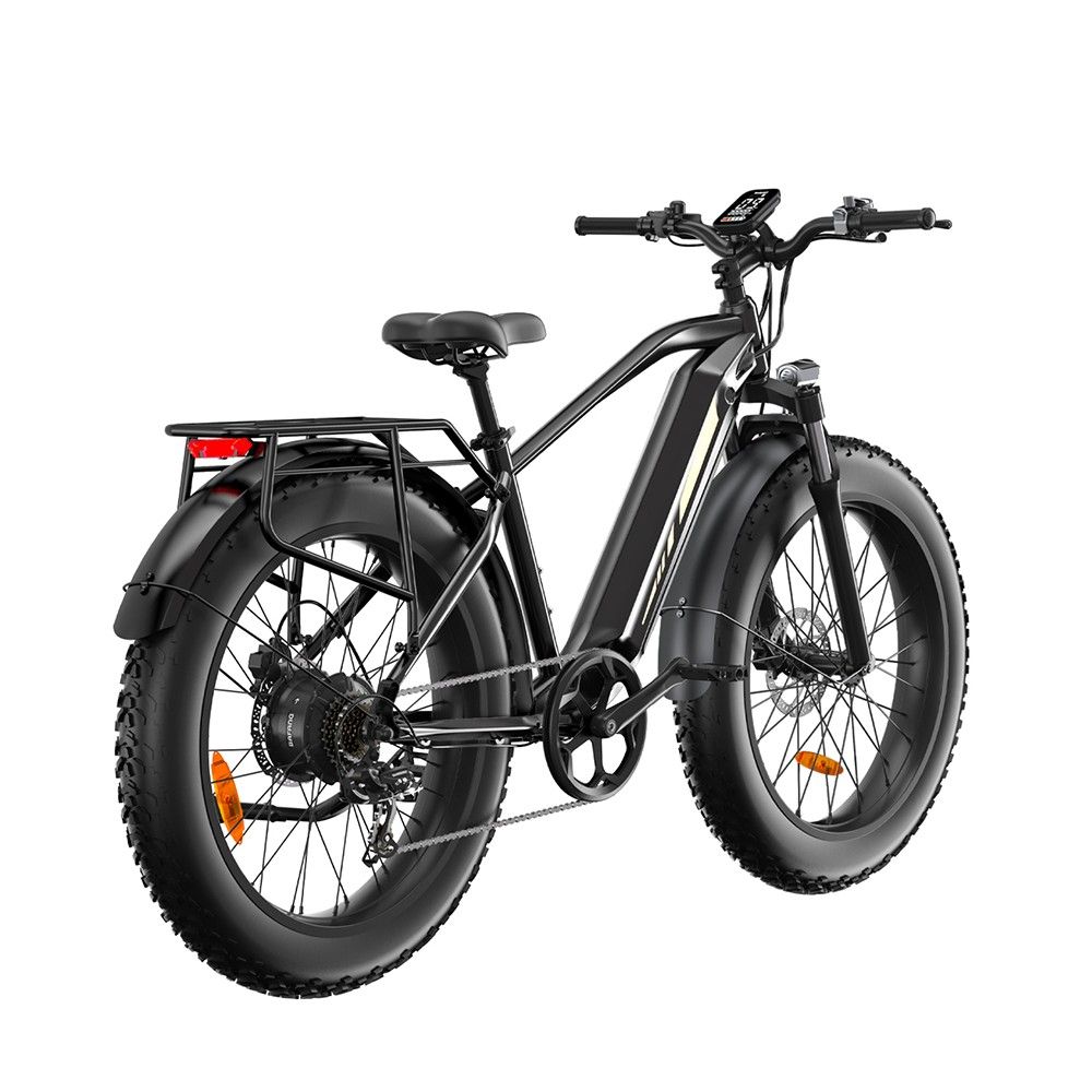Vélo électrique de montagne noir avec pneus larges, porte-bagages et garde-boue. Vue arrière, détails des composants.
