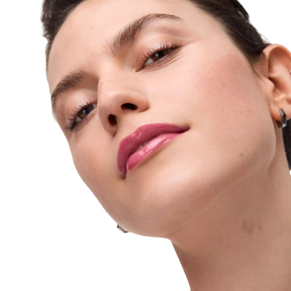 Close-up van lippen met glanzende lipolie. Huidtint. Kijkhoek van onderaf.