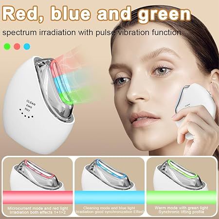 Appareil avec éclairage rouge, bleu et vert. Inscription : CLEAN, EMS, HOT. Femme tenant l'appareil sur le visage.