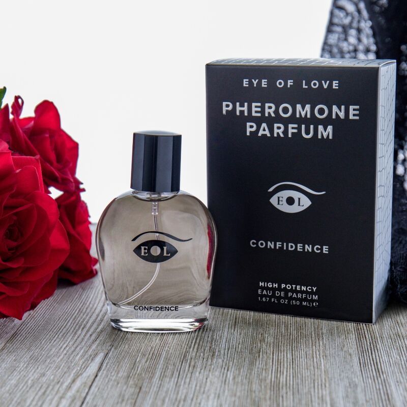 Flacon et emballage Eye Of Love Confidence Eau de Parfum près de roses.