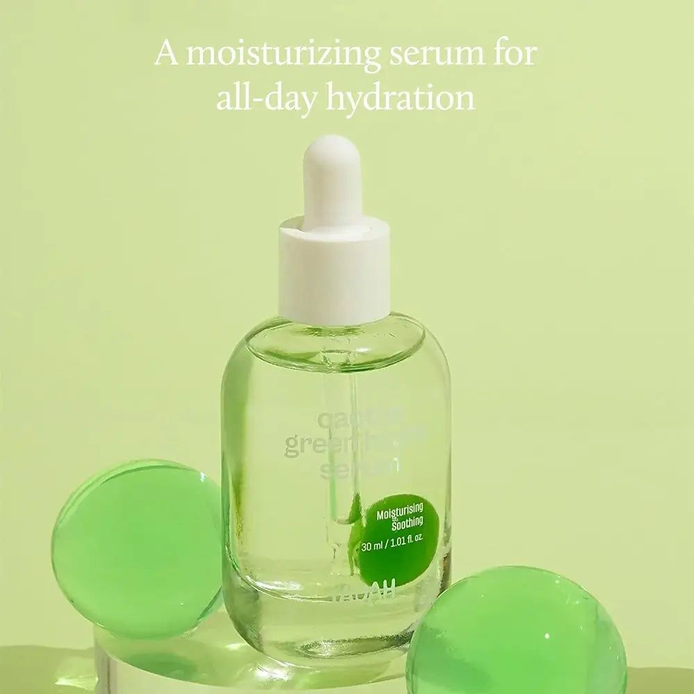 Transparante fles met witte dop en pipet. Bevat groene bolletjes en vloeistof. Opschrift: YADAH Kaktus Green Hydra Serum.