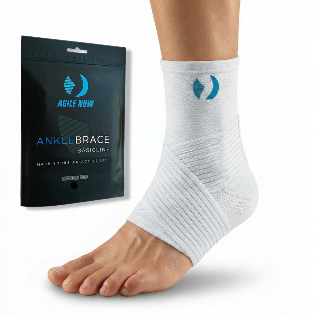 Witte enkelbrace en verpakking. Productnaam: AGILE NOW ANKLE BRACE BASICLINE. Zwarte verpakking.