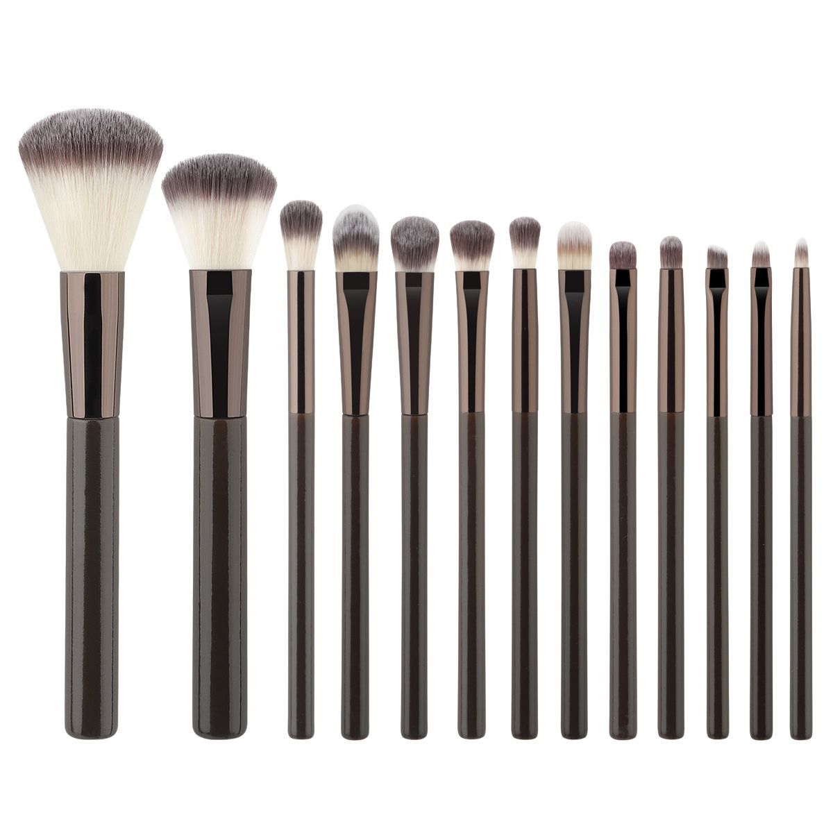 Un ensemble de 12 pinceaux de maquillage foncés aux formes et tailles de poils variées.