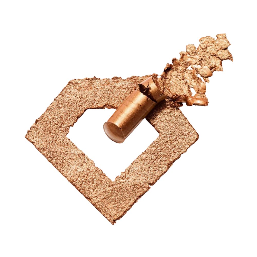 Gouden oogschaduwstift en oogschaduw in diamantvorm. De stift ligt naast de oogschaduw. Witte achtergrond.