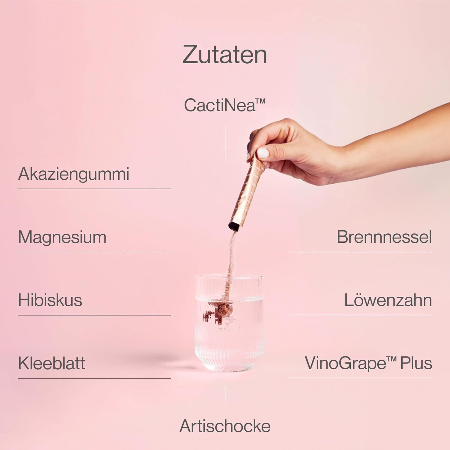 Main versant le contenu d'un bâtonnet dans un verre d'eau. Ingrédients: CactiNea, gomme d'acacia, magnésium, hibiscus, trèfle, ortie, pissenlit, VinoGrape Plus, artichaut.