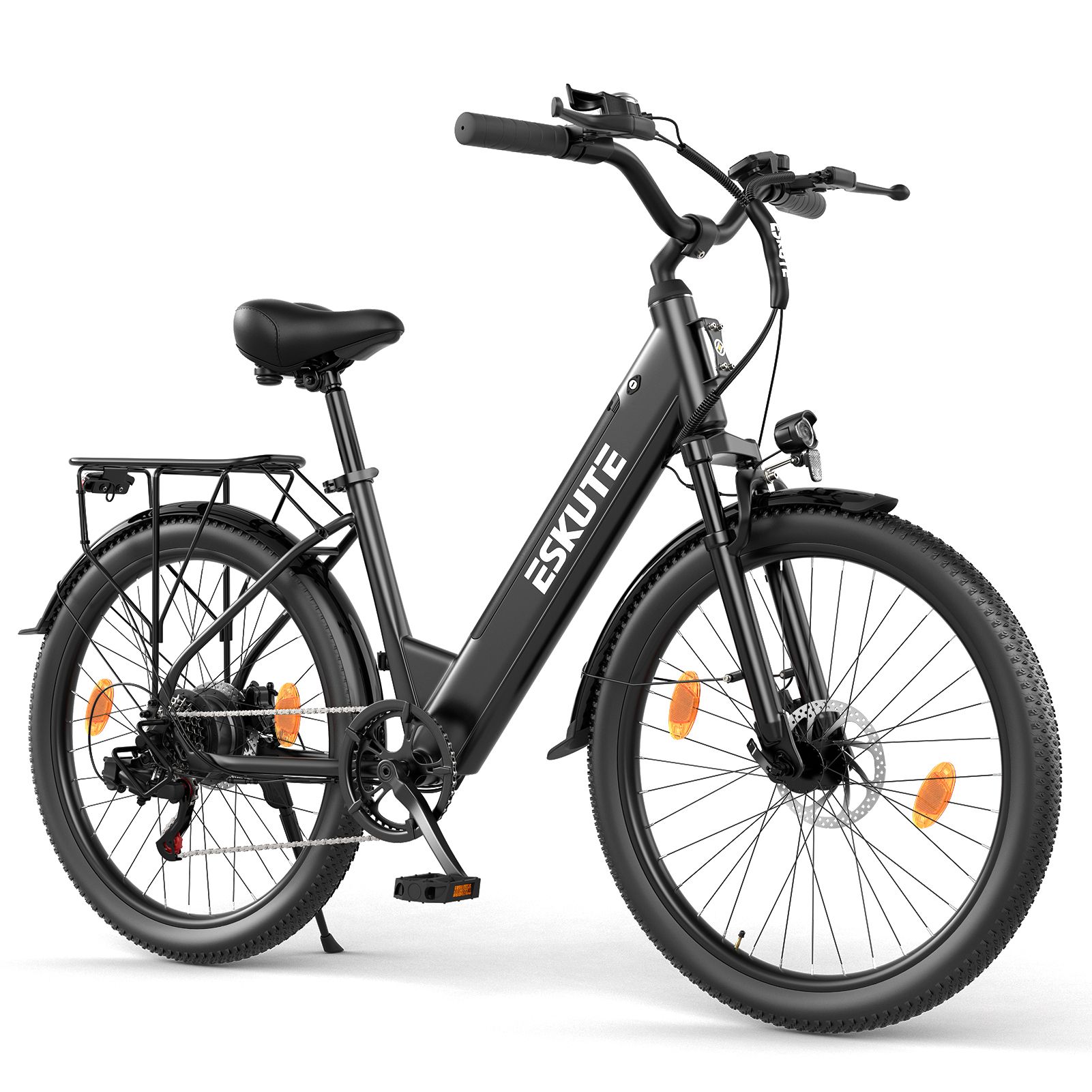Zwarte ESKUTE elektrische stadsfiets. Het heeft een bagagerek, spatborden en oranje reflectoren. De fiets staat op een witte achtergrond.