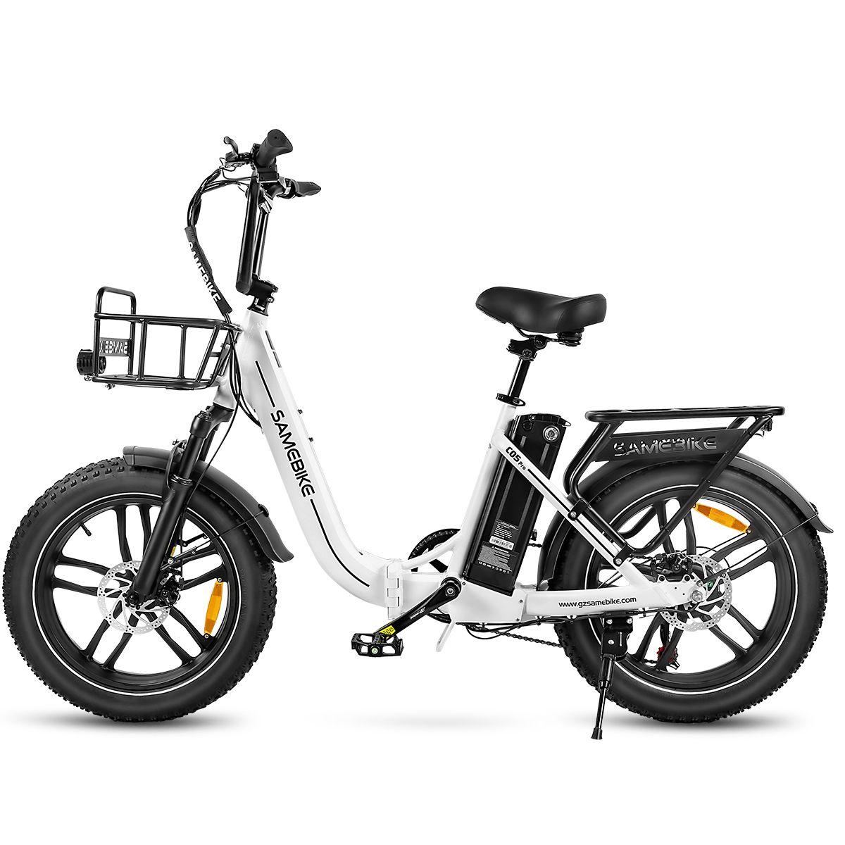 Vélo électrique blanc SAMEBIKE C05 Pro. Pneus, panier et porte-bagages noirs. Vue latérale.