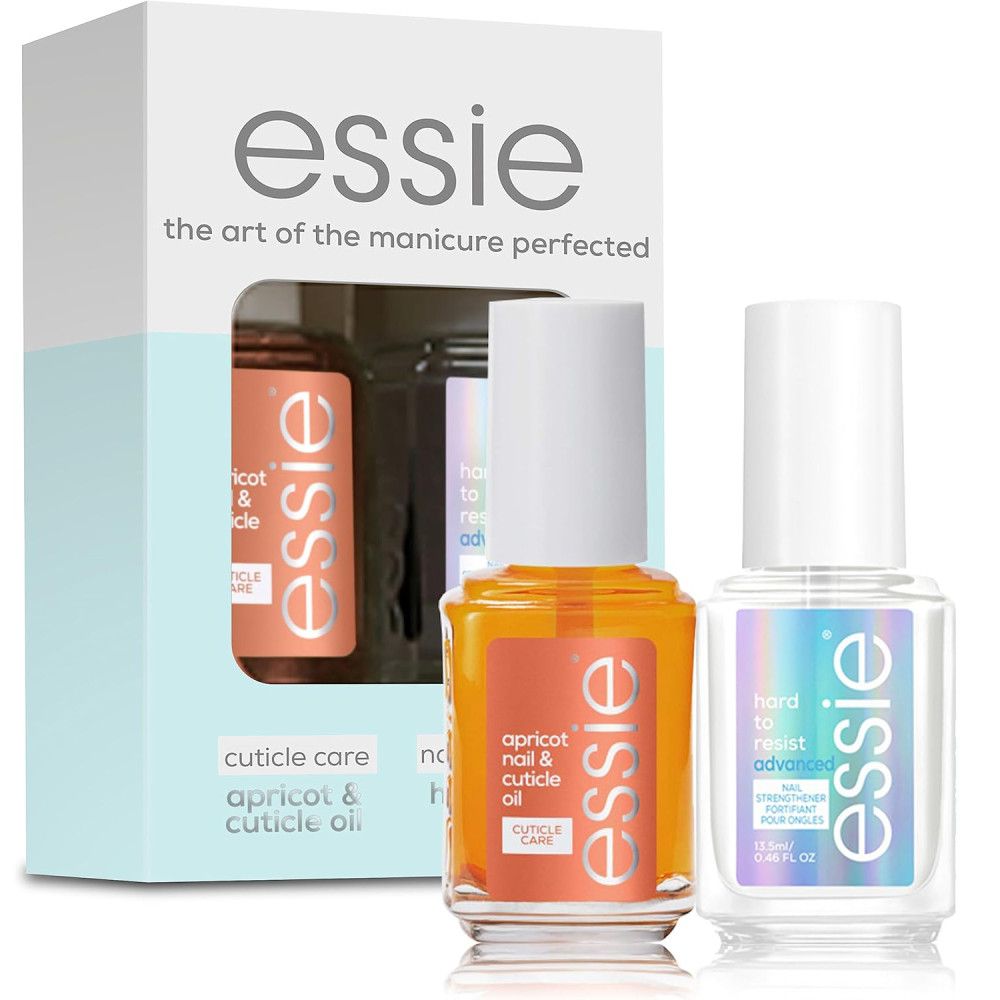 Essie cadeau set met twee flesjes: abrikozenolie en Hard to Resist nagelversterker. In een lichtblauwe verpakking met productnamen.