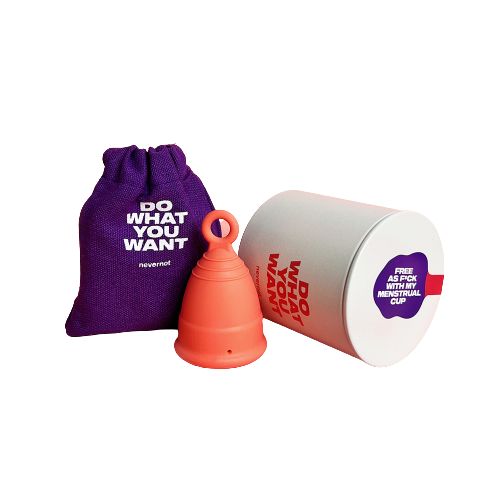 Coupe menstruelle orange, sac violet avec texte, emballage cylindrique blanc avec texte.
