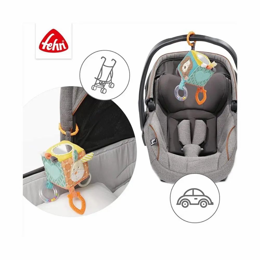Stoffen kubus bevestigd aan kinderwagen en autostoel. Merk 'Fehn' zichtbaar. Illustratie van een kinderwagen en auto.