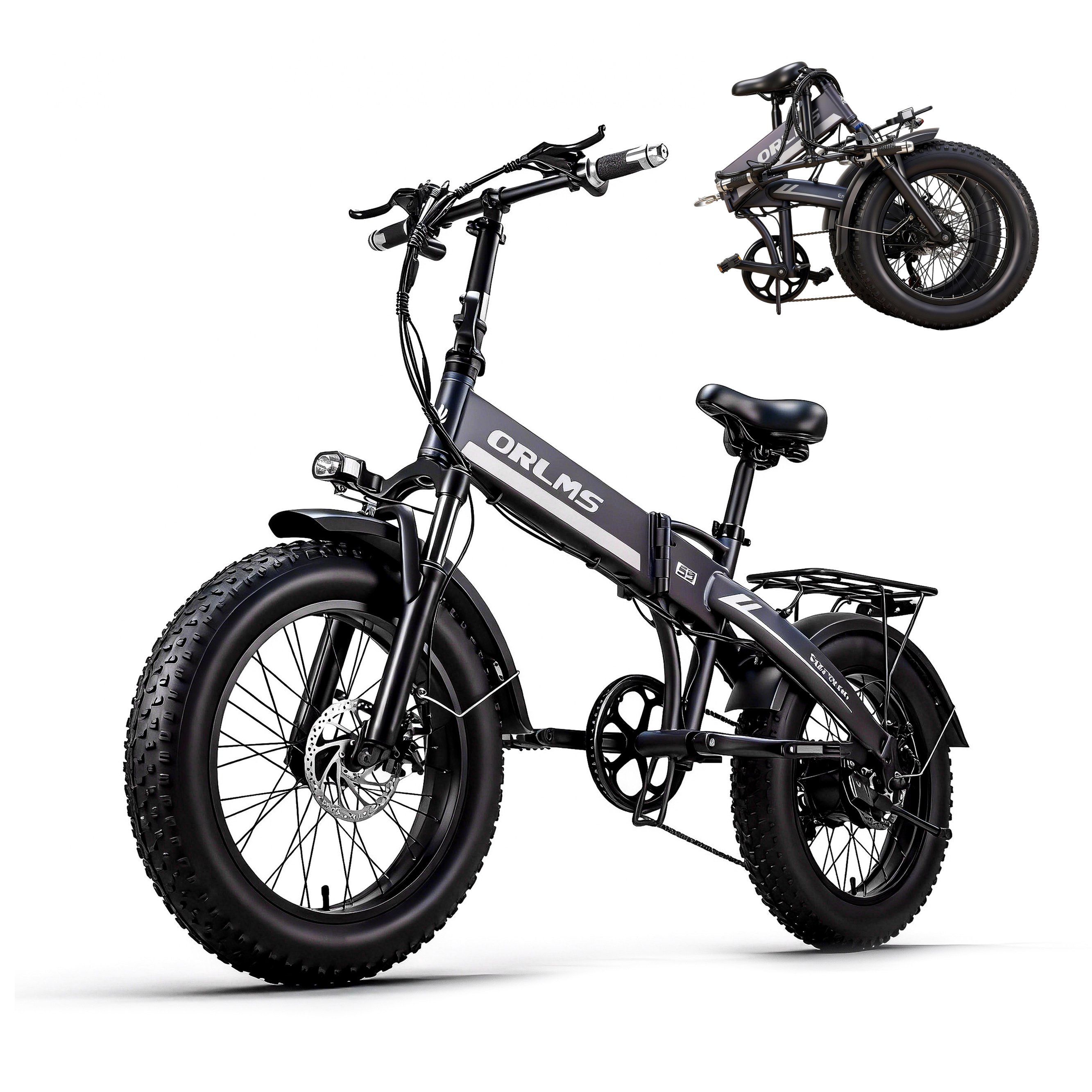 E-bike gris, plié et déplié. Logo ORLMS visible. Pneus larges. Vélo supplémentaire en arrière-plan.