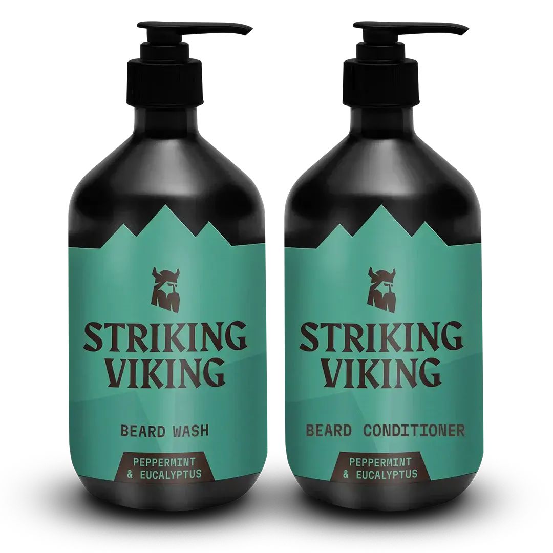 Deux flacons noirs avec pompes. Les étiquettes vertes indiquent "Striking Viking", avec "Beard Wash" et "Beard Conditioner".