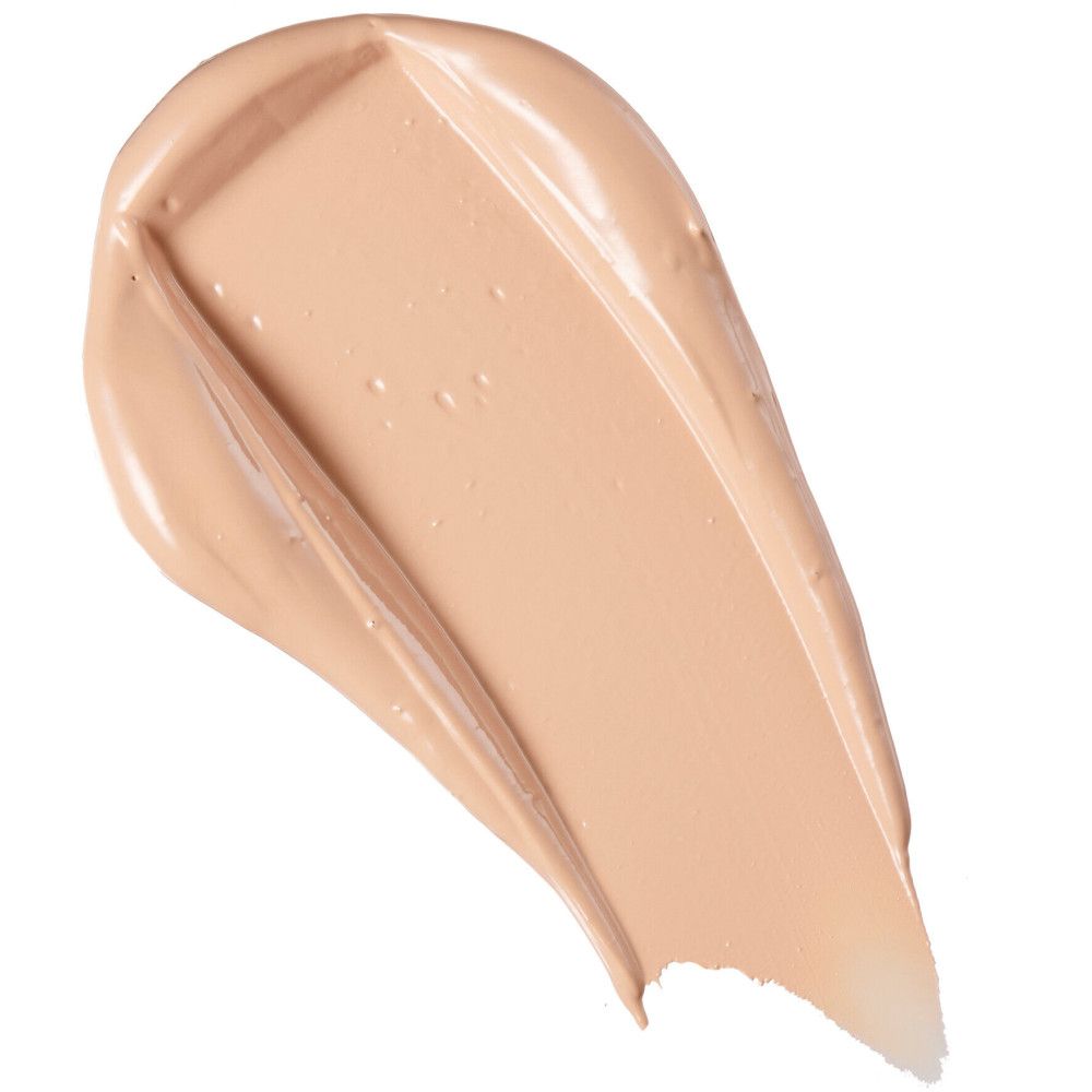 Nuance claire de correcteur en trait. Texture crémeuse, couleur claire. Sur fond blanc.