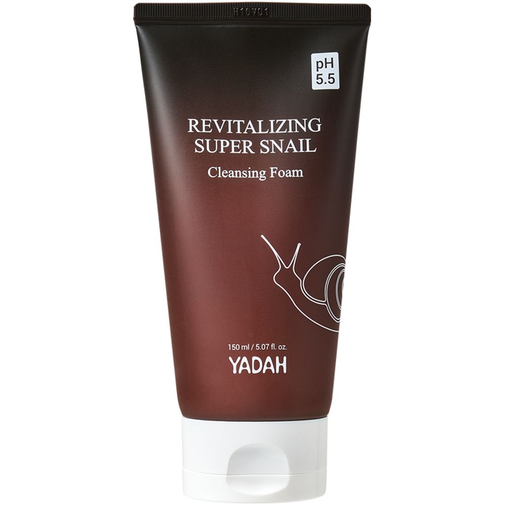 Bruine tube met witte dop. Opschrift: Revitalizing Super Snail Cleansing Foam. Logo: slak. pH 5.5. Merk: YADAH.
