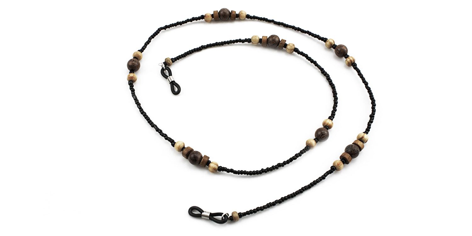 Cordon à lunettes avec perles noires et perles en bois. Le cordon a des boucles pour attacher aux branches des lunettes.