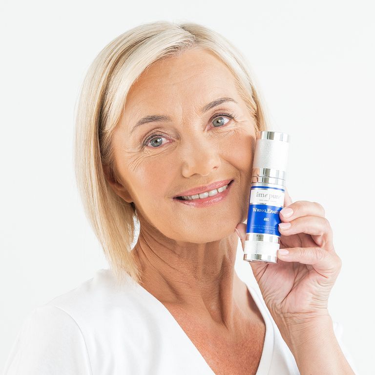 Vrouw houdt een flacon Ame Pure WrinkleEraser Collageen Gel met pompdoseerder vast.