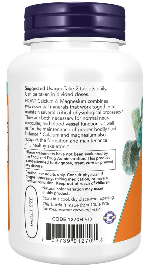 Witte fles met blauwe dop. Etiket met gebruiksaanwijzing, waarschuwingen en barcode. NOW FOODS Calcium & Magnesium.
