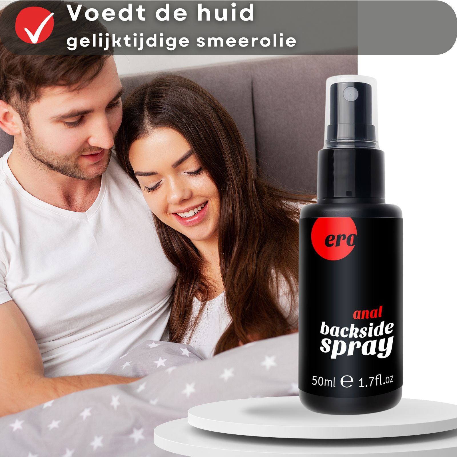 Zwarte fles met verstuiver. Opschrift: "ero anal backside spray". Koppel in bed. Tekst op rood veld.
