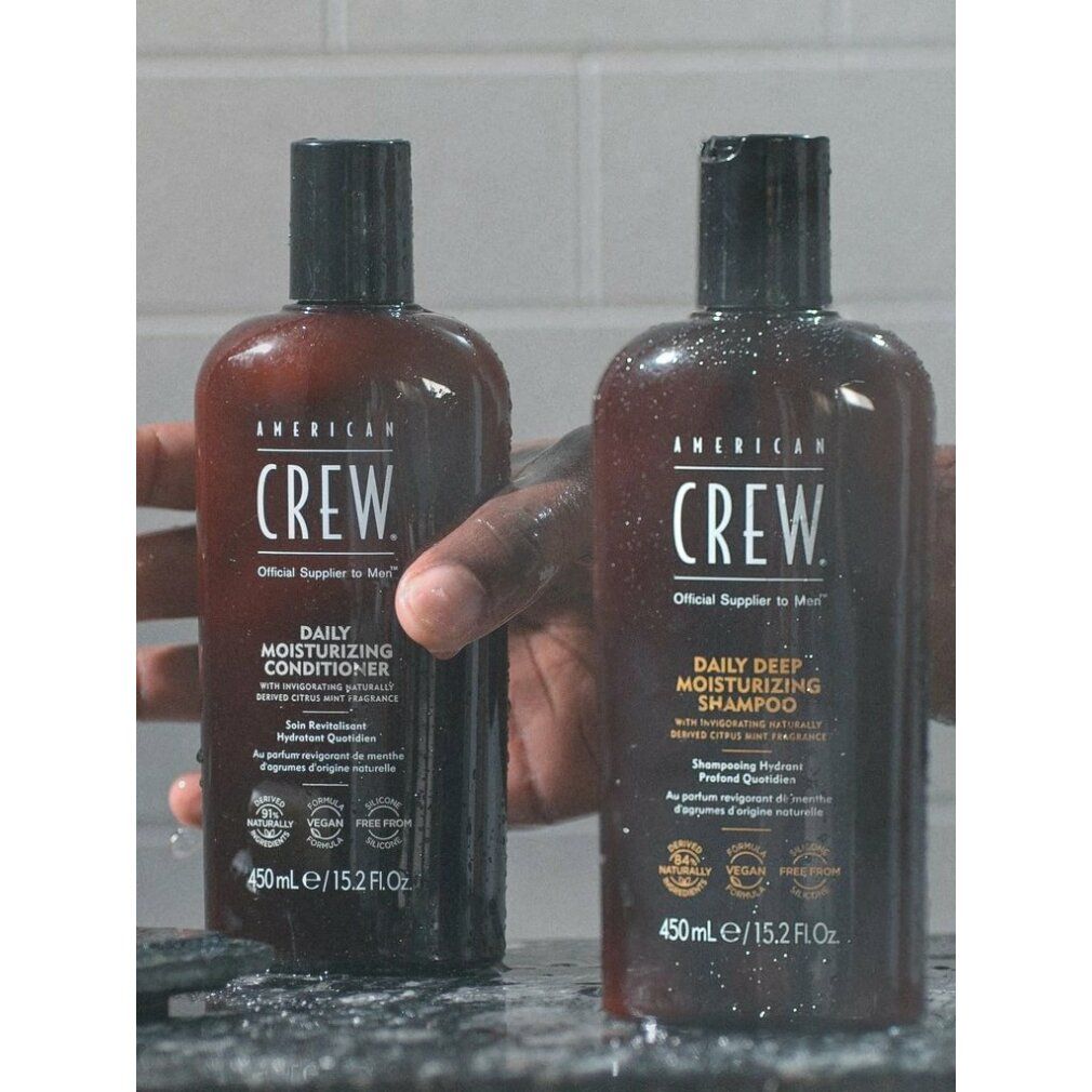 Twee bruine flessen American Crew Daily Moisturizing Conditioner en Daily Deep Moisturizing Shampoo, elk 450ml.