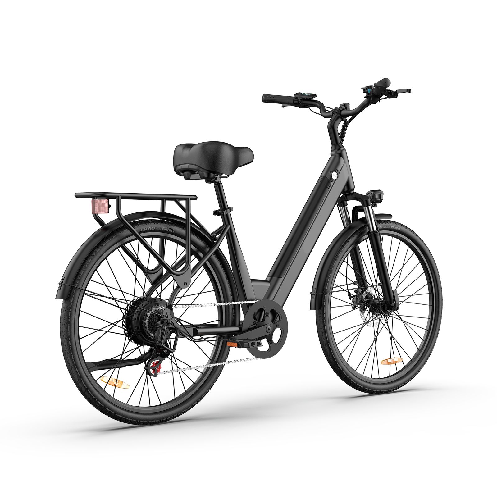 Zwarte elektrische stadsfiets, zijaanzicht. Bagagerek, spatborden, koplamp en zadel. Witte achtergrond.