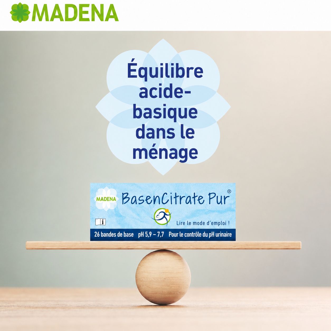 Bandes de test MADENA BasenCitrate Pur sur une balance. Texte : Équilibre acido-basique en équilibre.