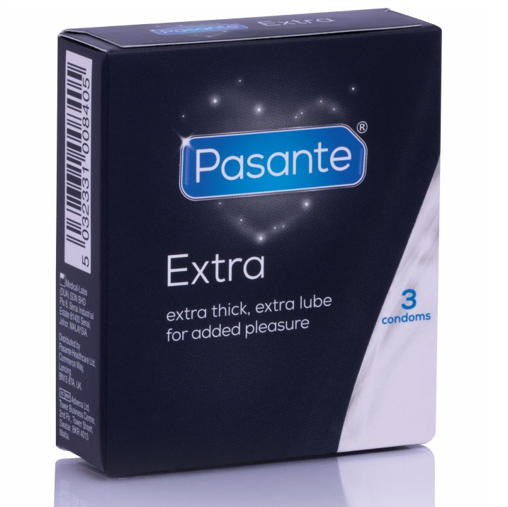 Boîte noire 'Pasante Extra'. Contient 3 préservatifs. Texte: 'extra thick, extra lube for added pleasure'.