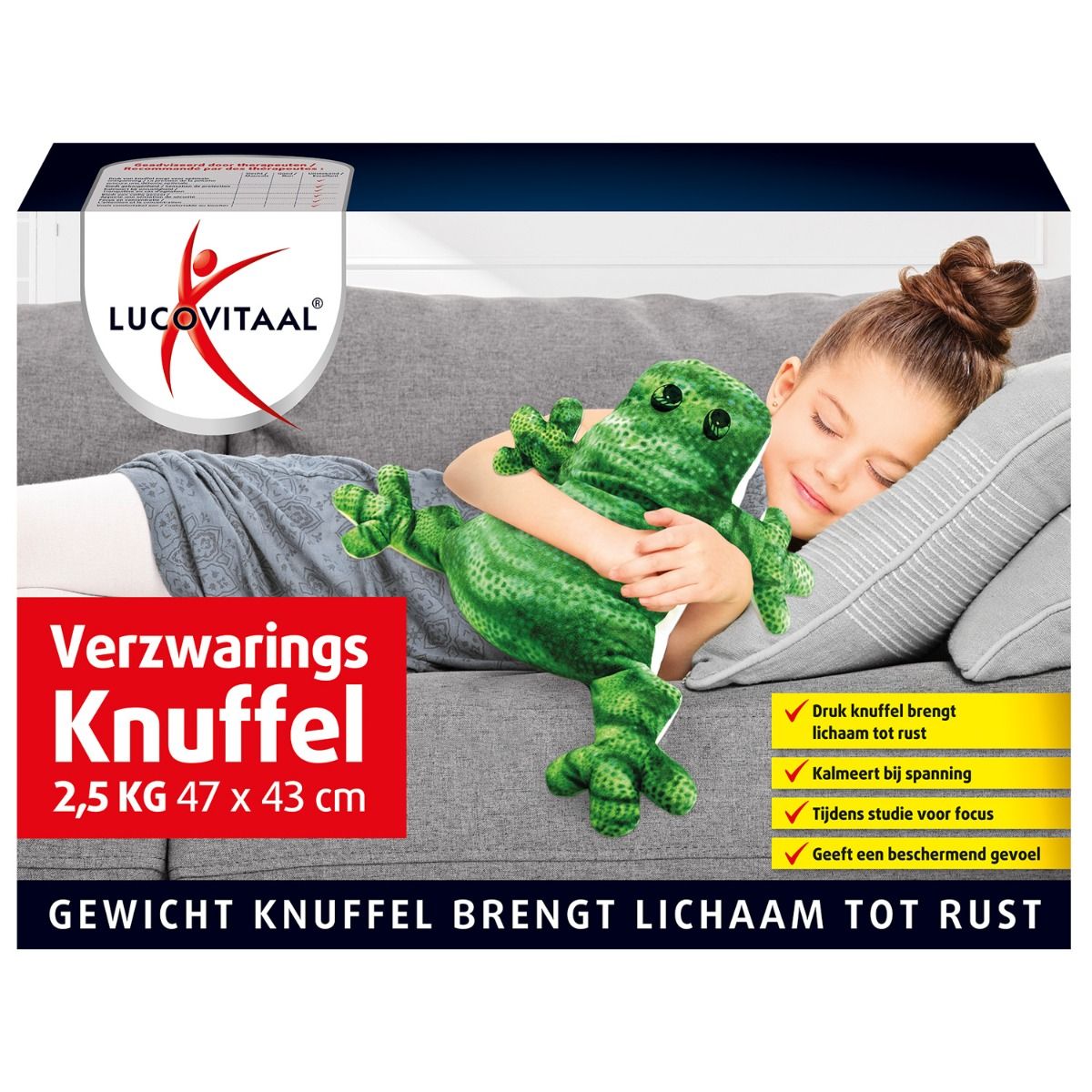 Knuffel Verzwaringsknuffel vert, 2,5 kg, 47 x 43 cm, avec enfant sur canapé. Logo Lucovitaal. Texte: Gewicht Knuffel brengt lichaam tot rust.