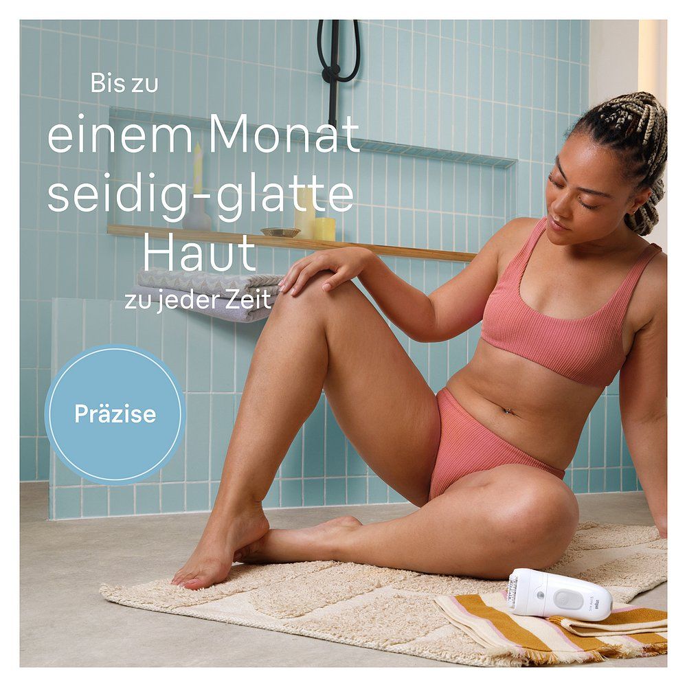 Vrouw zit op handdoek, epilator ernaast. Tekst: Tot 1 maand een gladde huid.