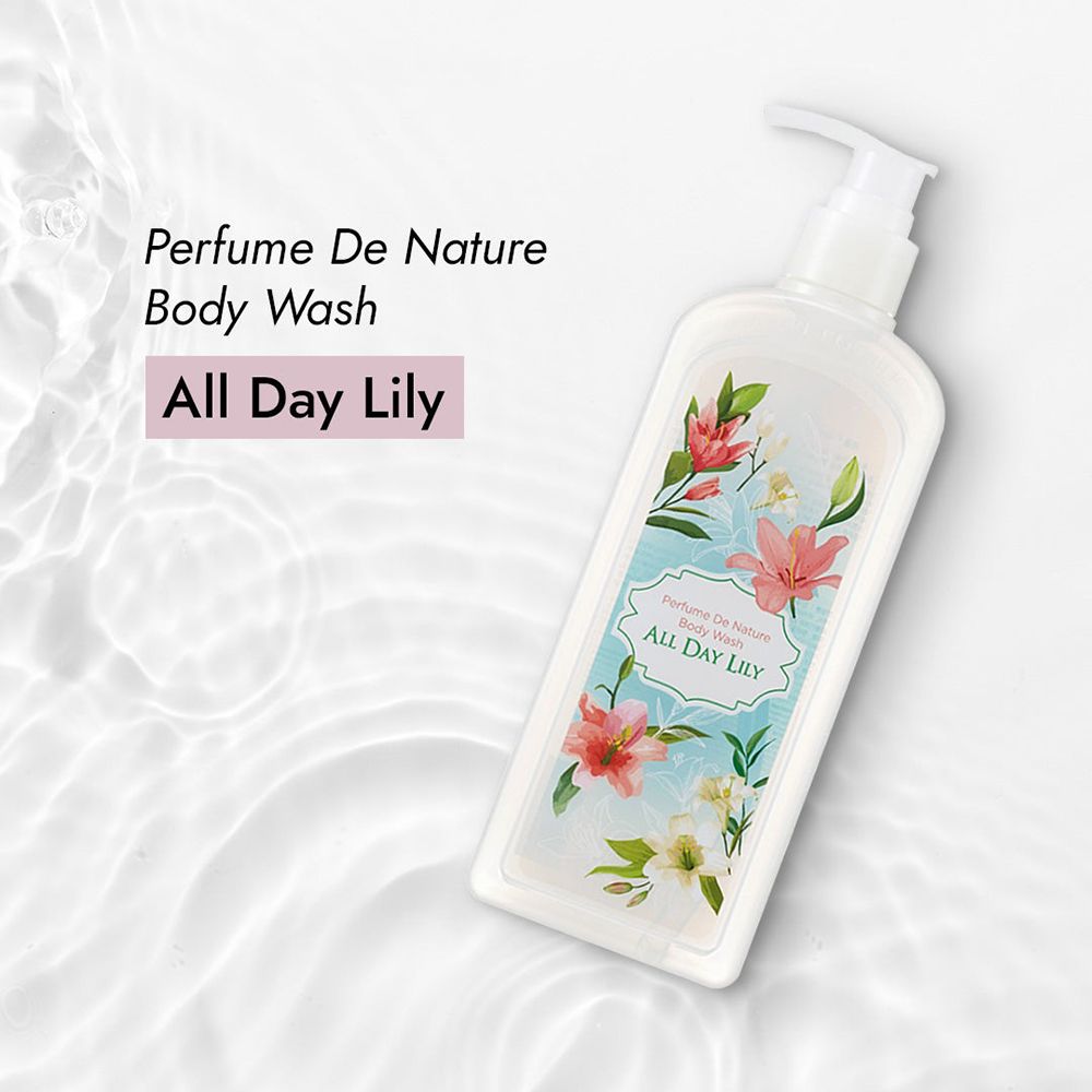 Witte dispenser met bloemenetiket. Opschrift: Perfume De Nature Body Wash All Day Lily.