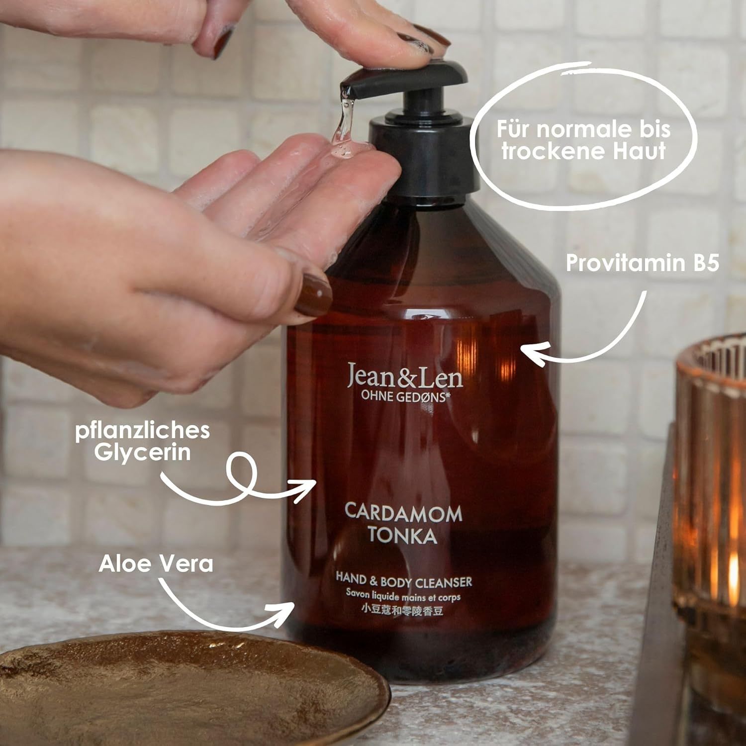 Bruine fles met zwarte pomp. Tekst: Cardamom Tonka, Hand & Body Cleanser. Opschrift: Voor normale tot droge huid.