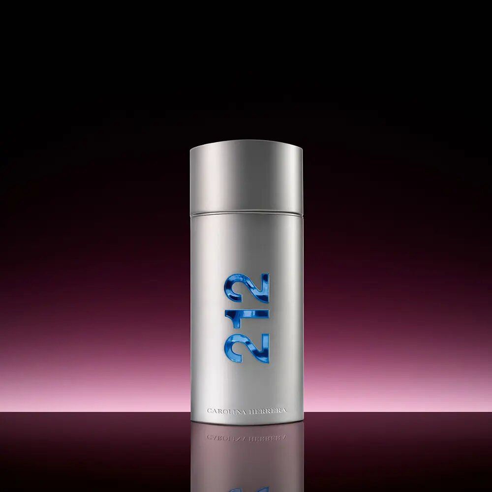 Flacon Carolina Herrera 212 Men EdT sur fond dégradé. Flacon argenté avec chiffres bleus "212".