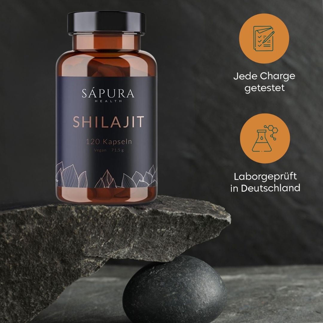 Bruine capsulefles op steen. Opschrift: SAPURA HEALTH, SHILAJIT, 120 capsules, Vegan. Symbolen: Elke batch getest, laboratorium getest in Duitsland.