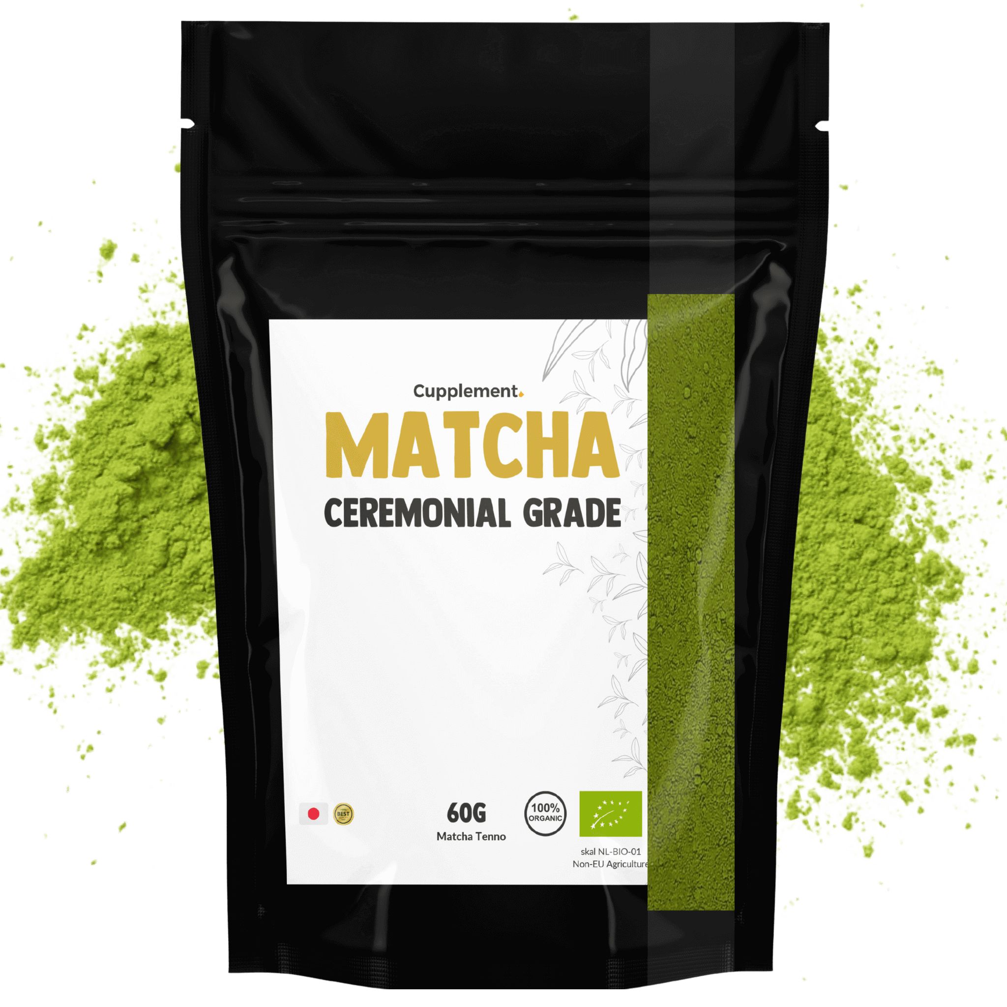 Zwart zakje met wit etiket. Opschrift: Matcha Ceremonial Grade. 60g. Groen matcha poeder ernaast.