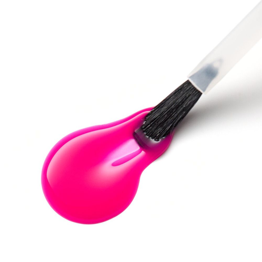 Goutte de vernis à ongles rose vif avec pinceau. Soies noires. Manche blanc.